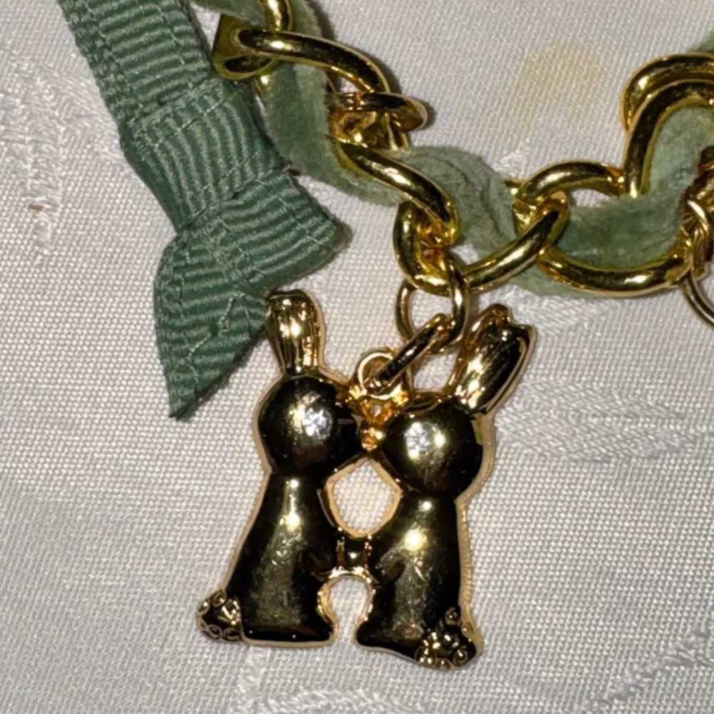 Goldie gold tone